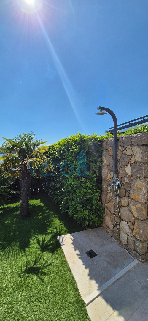 Omišalj, isola di Krk, moderno appartamento trilocale, 10 m dal mare, vista, giardino, vendita