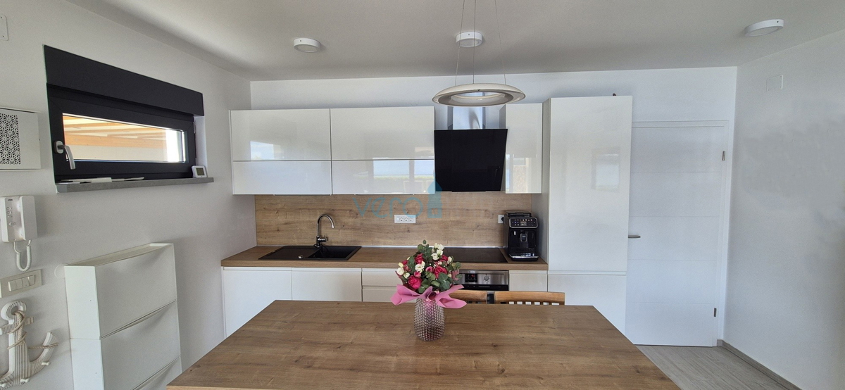 Omišalj, isola di Krk, moderno appartamento trilocale, 10 m dal mare, vista, giardino, vendita