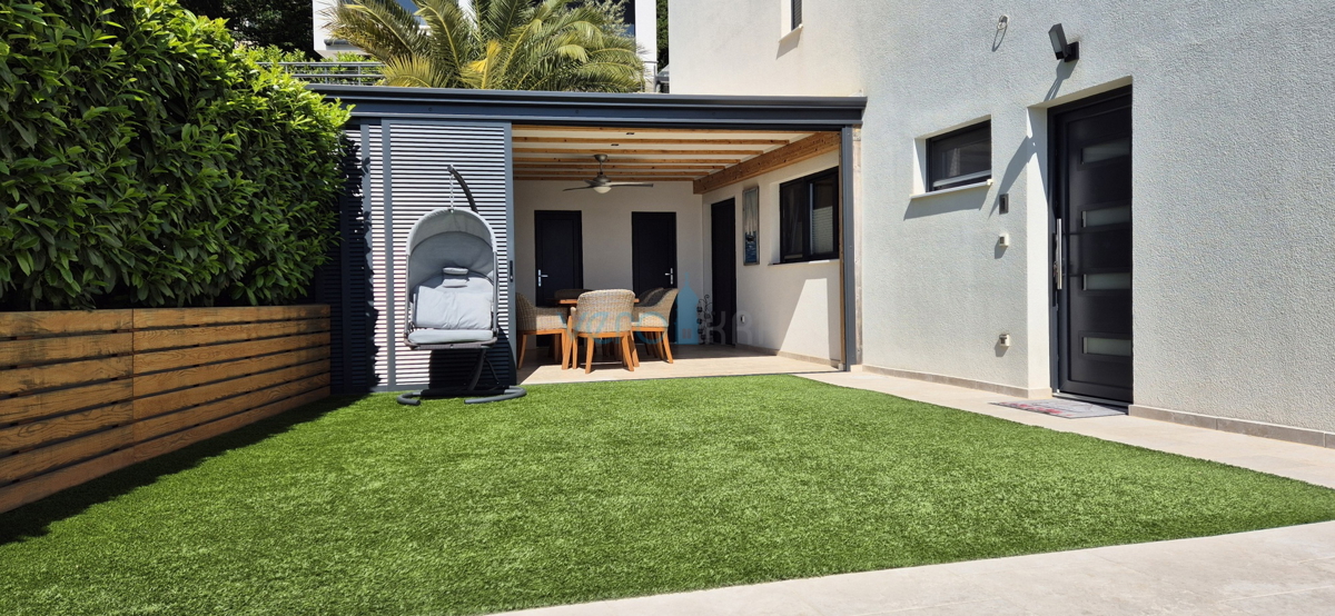 Omišalj, isola di Krk, moderno appartamento trilocale, 10 m dal mare, vista, giardino, vendita