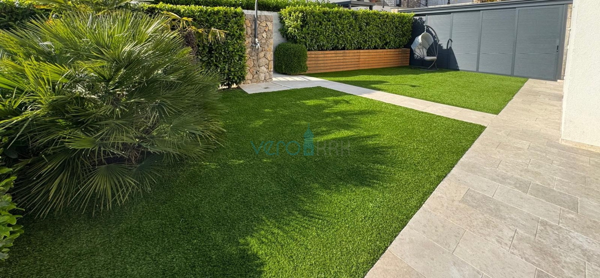 Omišalj, isola di Krk, moderno appartamento trilocale, 10 m dal mare, vista, giardino, vendita