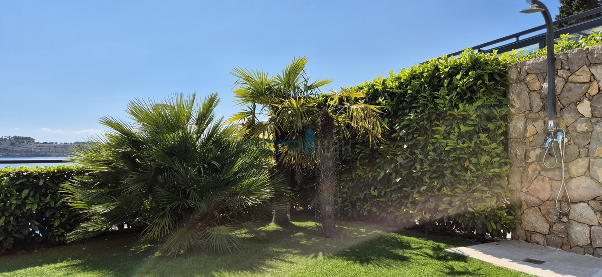 Omišalj, isola di Krk, moderno appartamento trilocale, 10 m dal mare, vista, giardino, vendita