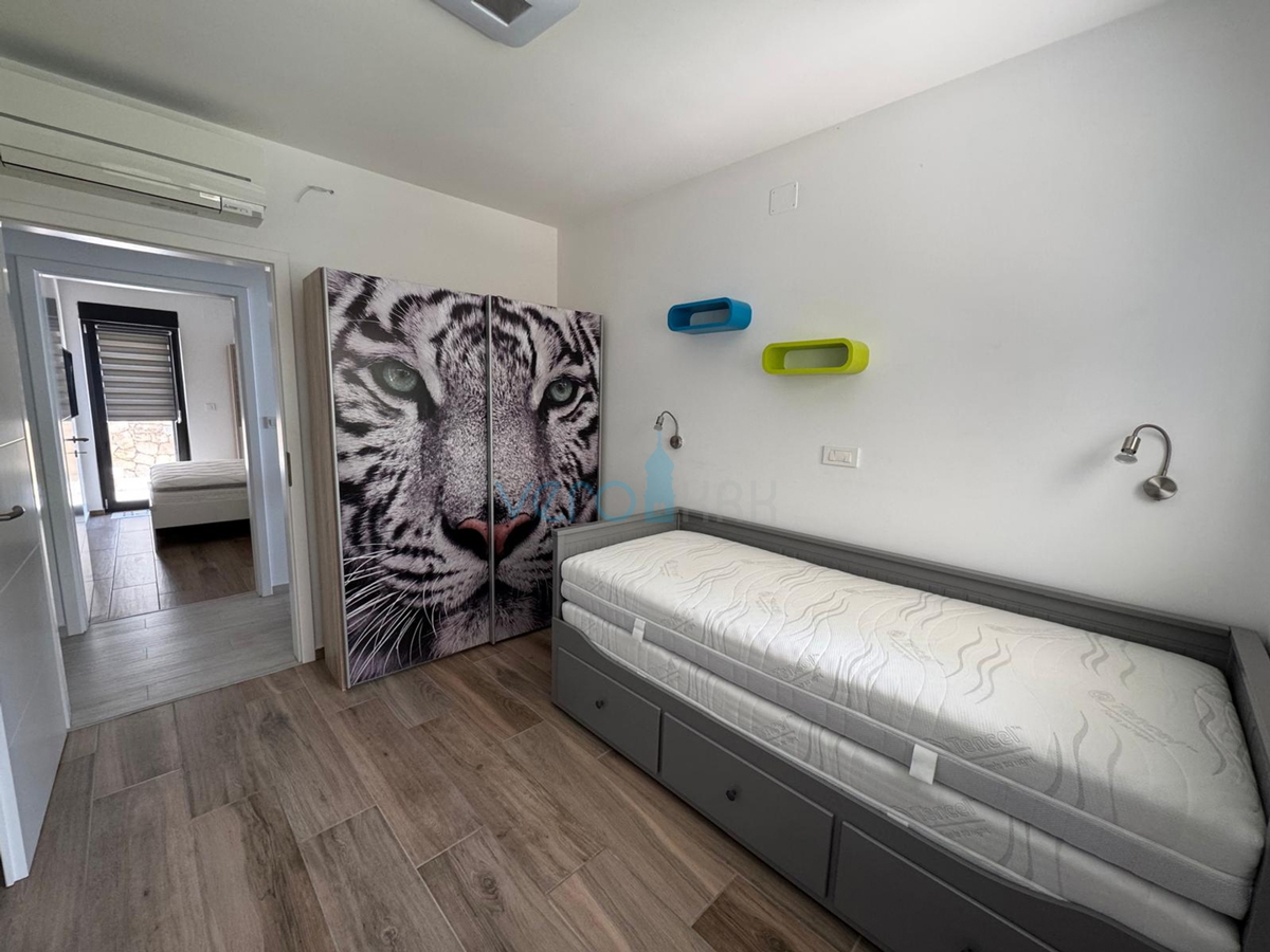 Omišalj, isola di Krk, moderno appartamento trilocale, 10 m dal mare, vista, giardino, vendita