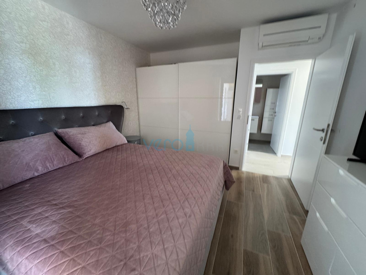 Omišalj, isola di Krk, moderno appartamento trilocale, 10 m dal mare, vista, giardino, vendita