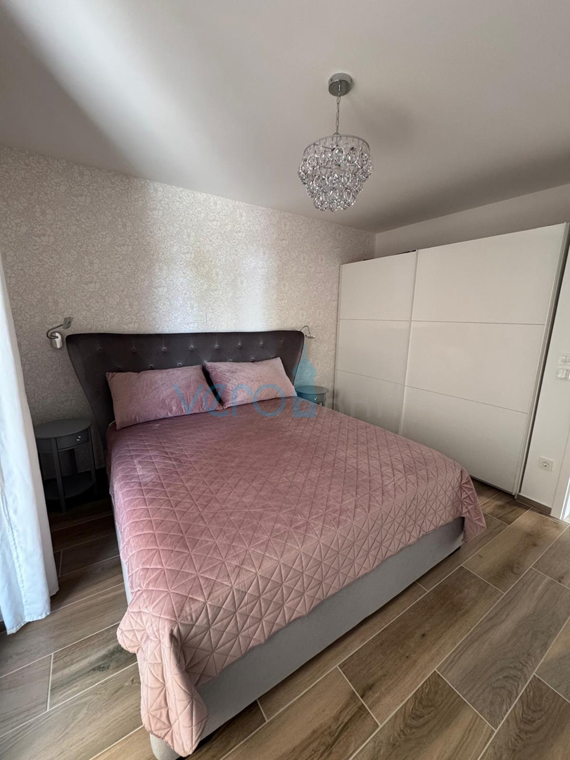 Omišalj, isola di Krk, moderno appartamento trilocale, 10 m dal mare, vista, giardino, vendita