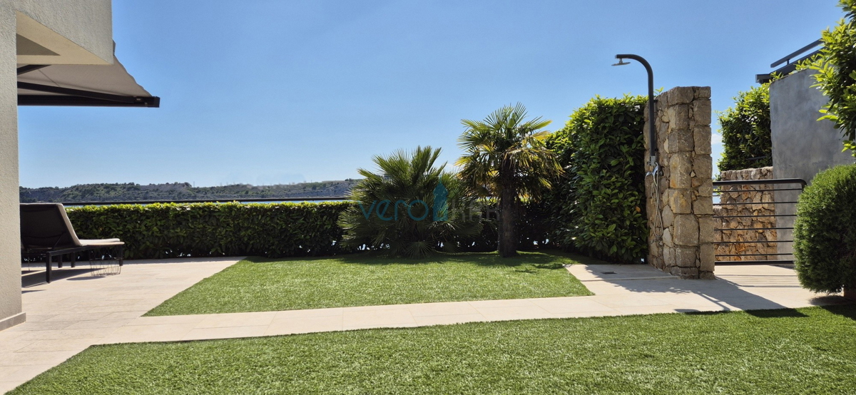 Omišalj, isola di Krk, moderno appartamento trilocale, 10 m dal mare, vista, giardino, vendita