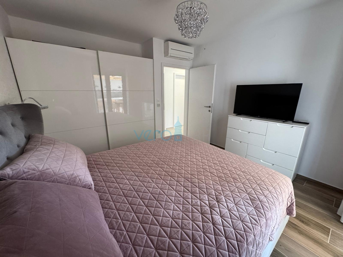 Omišalj, isola di Krk, moderno appartamento trilocale, 10 m dal mare, vista, giardino, vendita