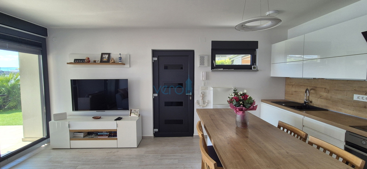 Omišalj, isola di Krk, moderno appartamento trilocale, 10 m dal mare, vista, giardino, vendita