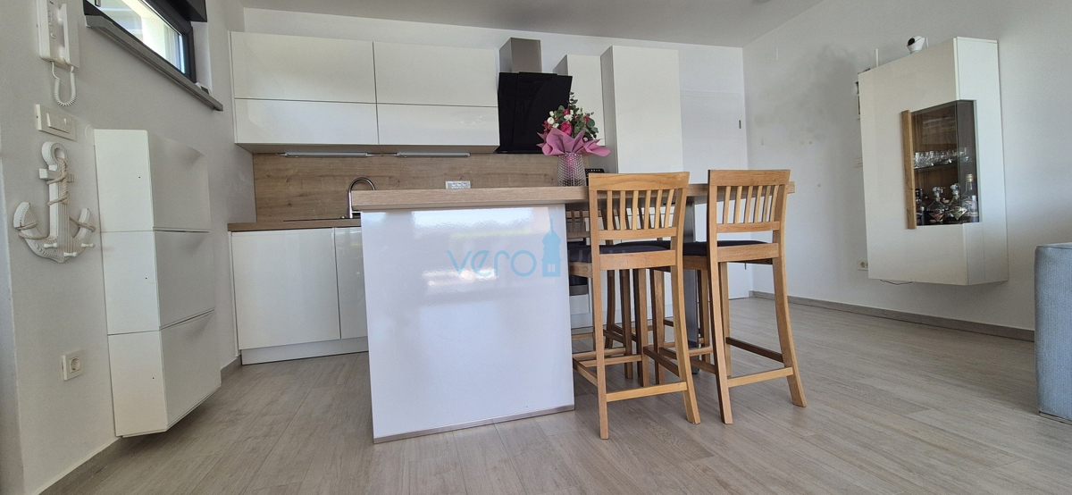 Omišalj, isola di Krk, moderno appartamento trilocale, 10 m dal mare, vista, giardino, vendita