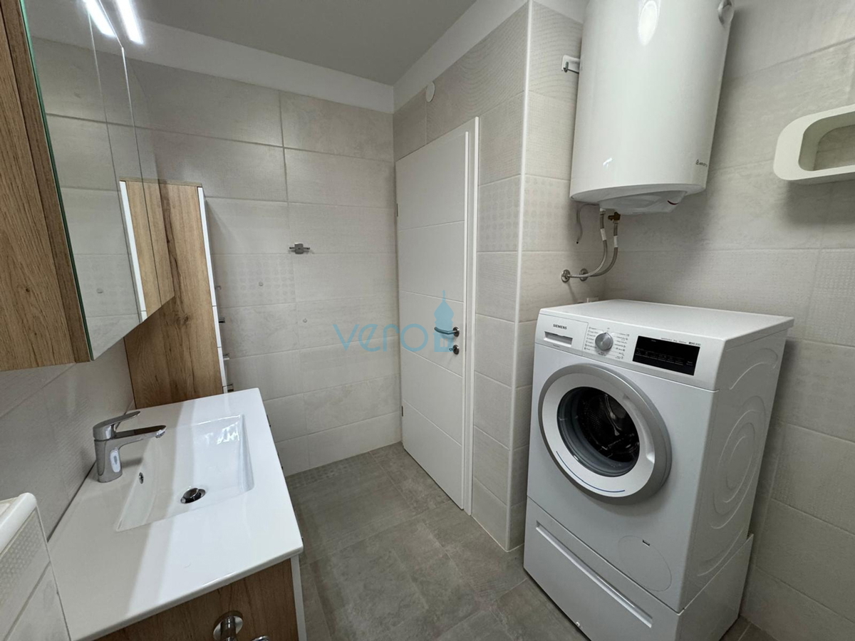 Omišalj, isola di Krk, moderno appartamento trilocale, 10 m dal mare, vista, giardino, vendita