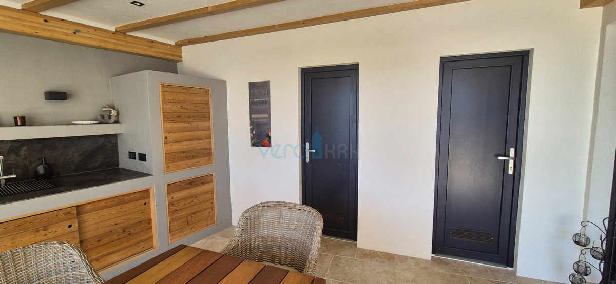 Omišalj, isola di Krk, moderno appartamento trilocale, 10 m dal mare, vista, giardino, vendita