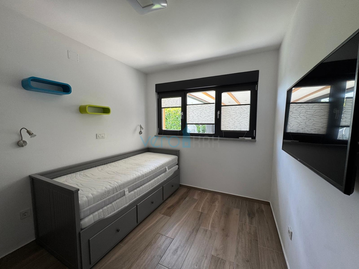 Omišalj, isola di Krk, moderno appartamento trilocale, 10 m dal mare, vista, giardino, vendita