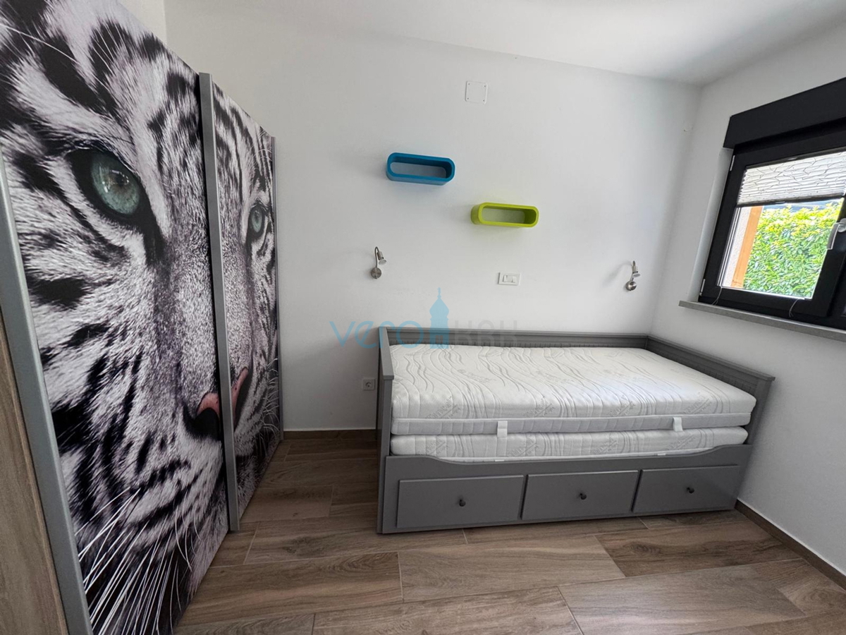 Omišalj, isola di Krk, moderno appartamento trilocale, 10 m dal mare, vista, giardino, vendita