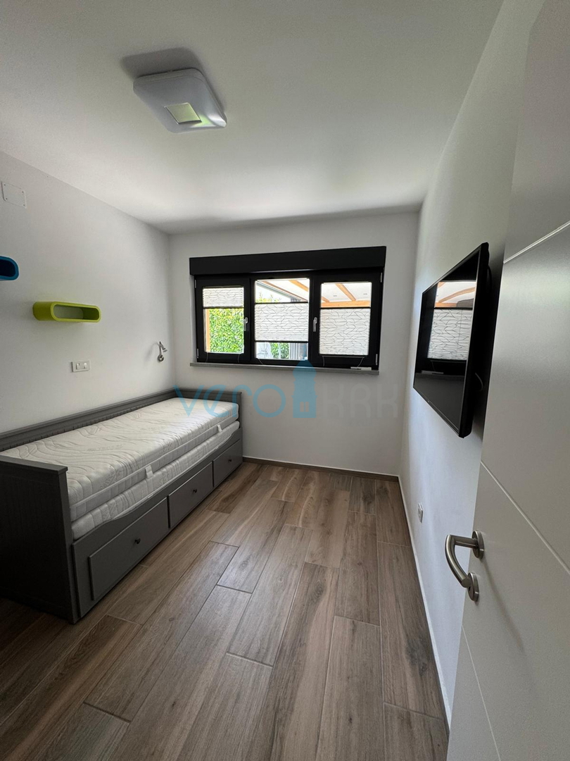 Omišalj, isola di Krk, moderno appartamento trilocale, 10 m dal mare, vista, giardino, vendita