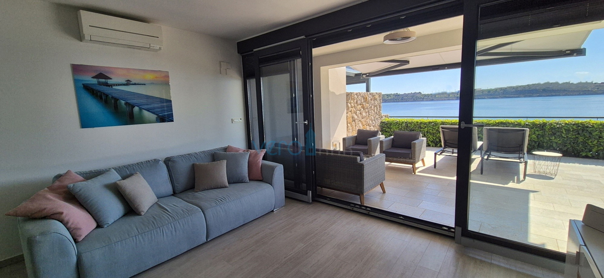 Omišalj, isola di Krk, moderno appartamento trilocale, 10 m dal mare, vista, giardino, vendita