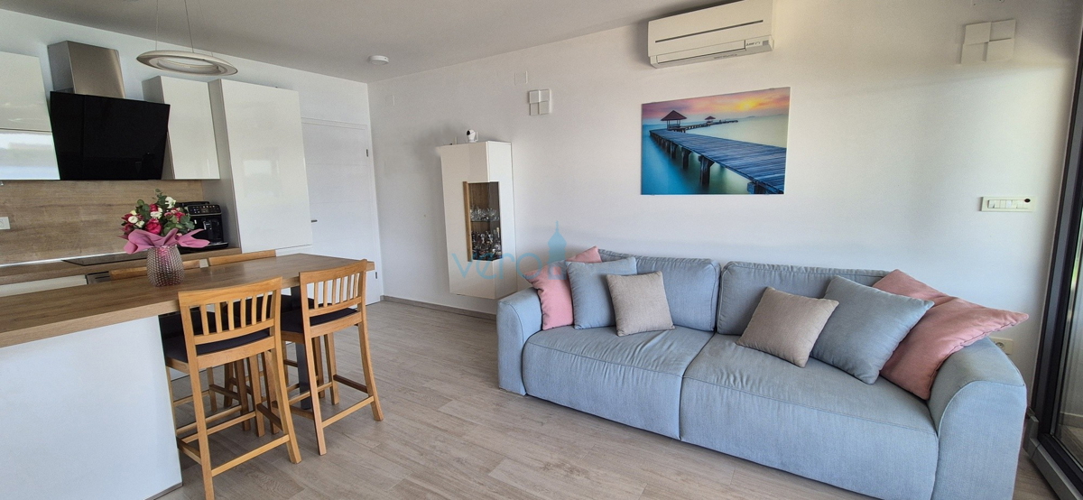 Omišalj, isola di Krk, moderno appartamento trilocale, 10 m dal mare, vista, giardino, vendita