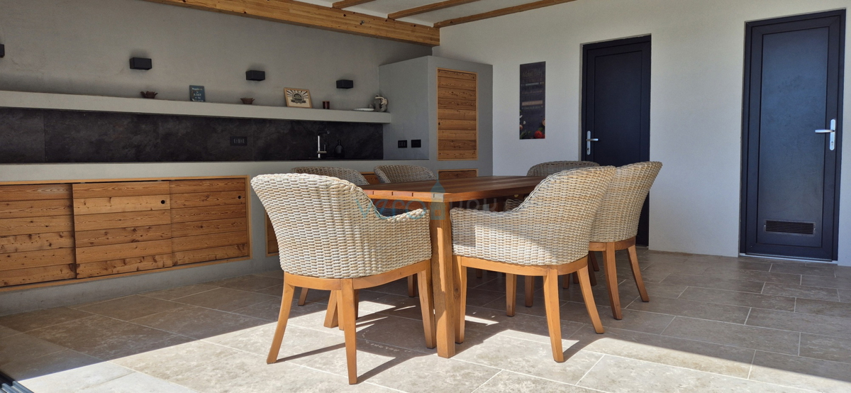 Omišalj, isola di Krk, moderno appartamento trilocale, 10 m dal mare, vista, giardino, vendita