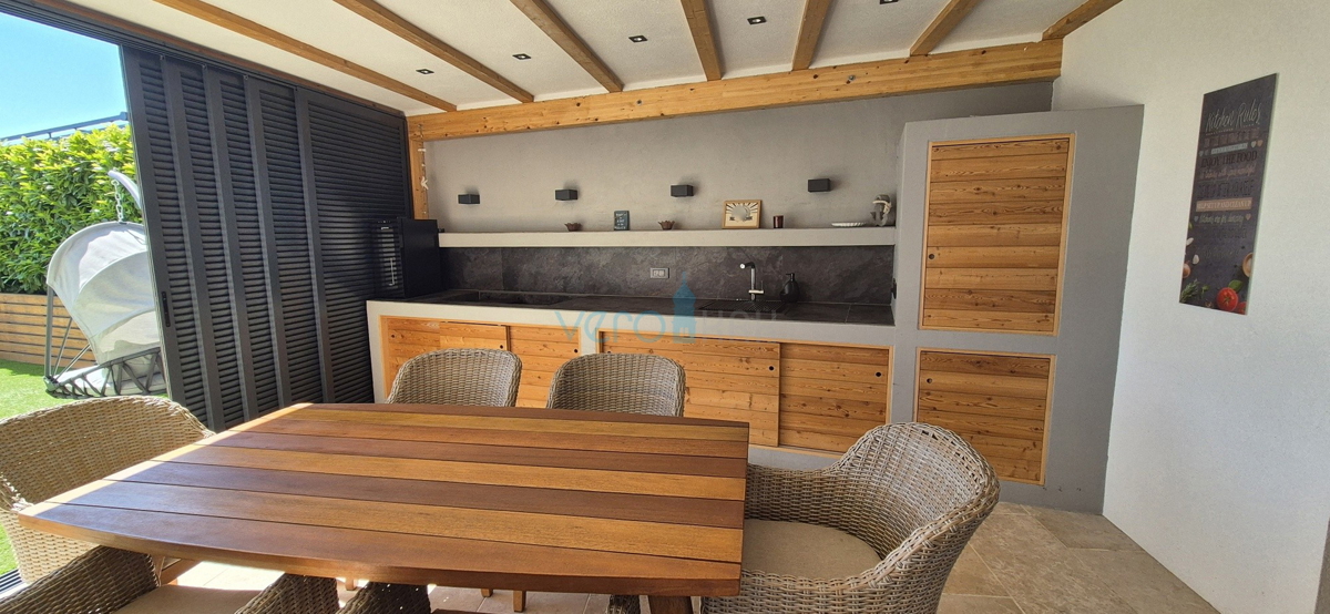 Omišalj, isola di Krk, moderno appartamento trilocale, 10 m dal mare, vista, giardino, vendita