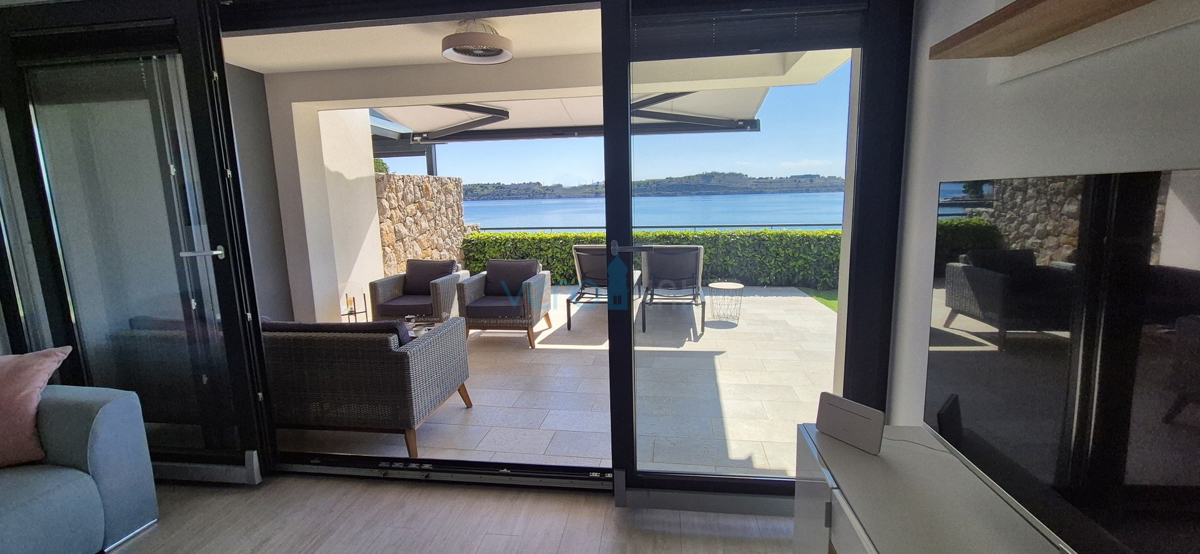 Omišalj, isola di Krk, moderno appartamento trilocale, 10 m dal mare, vista, giardino, vendita