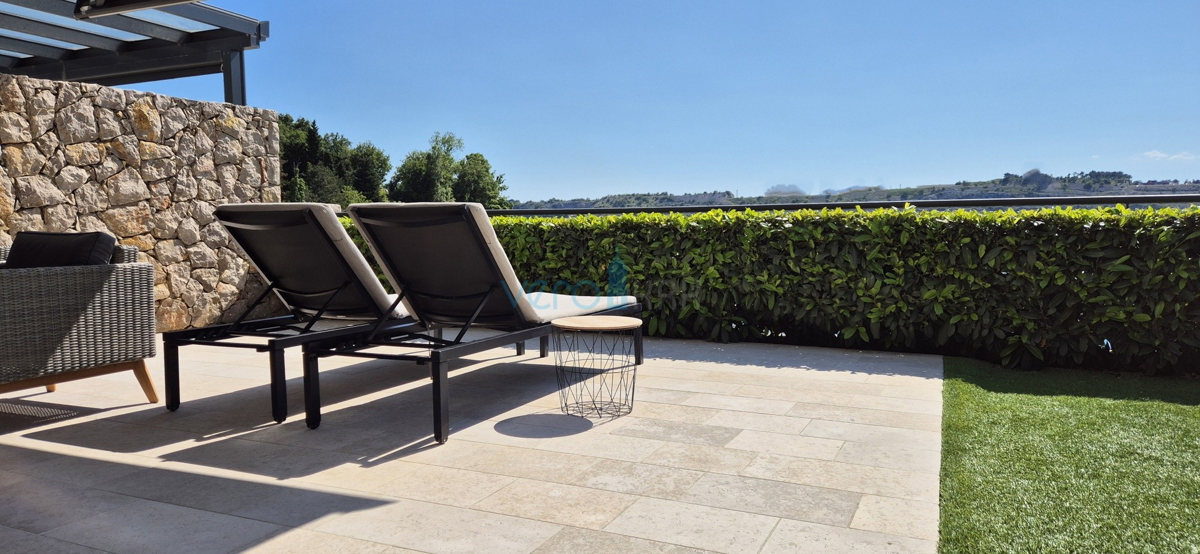 Omišalj, isola di Krk, moderno appartamento trilocale, 10 m dal mare, vista, giardino, vendita