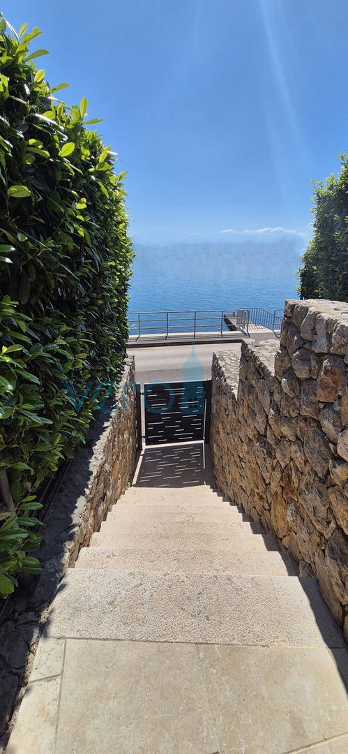 Omišalj, isola di Krk, moderno appartamento trilocale, 10 m dal mare, vista, giardino, vendita