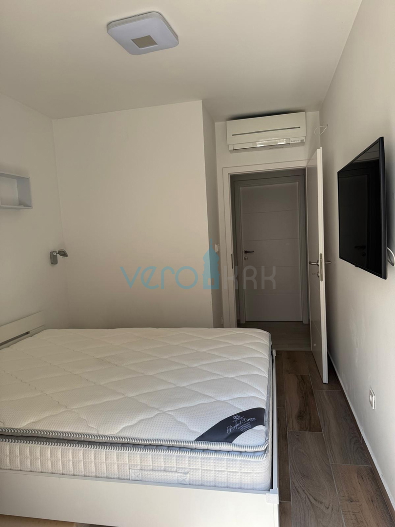 Omišalj, isola di Krk, moderno appartamento trilocale, 10 m dal mare, vista, giardino, vendita