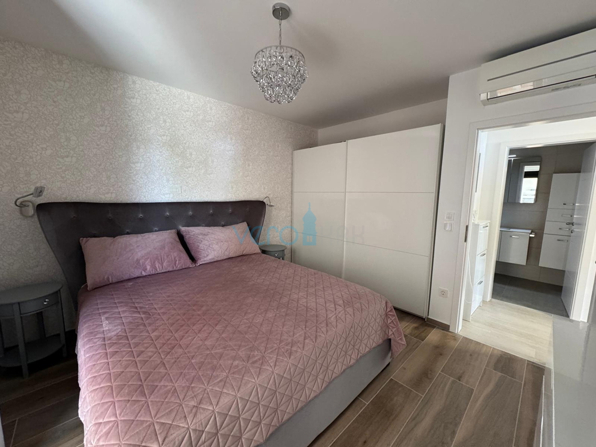 Omišalj, isola di Krk, moderno appartamento trilocale, 10 m dal mare, vista, giardino, vendita