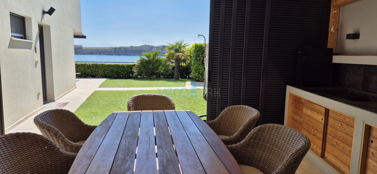 Omišalj, isola di Krk, moderno appartamento trilocale, 10 m dal mare, vista, giardino, vendita