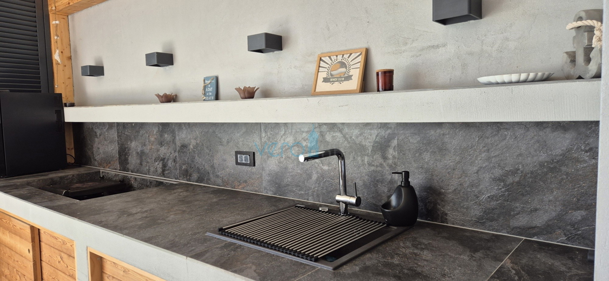 Omišalj, isola di Krk, moderno appartamento trilocale, 10 m dal mare, vista, giardino, vendita