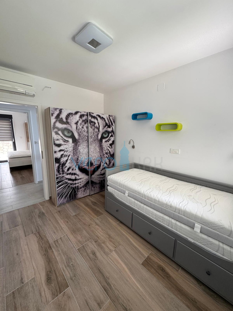 Omišalj, isola di Krk, moderno appartamento trilocale, 10 m dal mare, vista, giardino, vendita