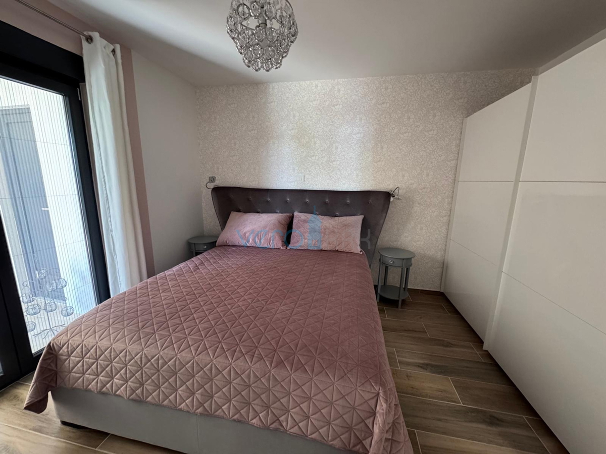 Omišalj, isola di Krk, moderno appartamento trilocale, 10 m dal mare, vista, giardino, vendita