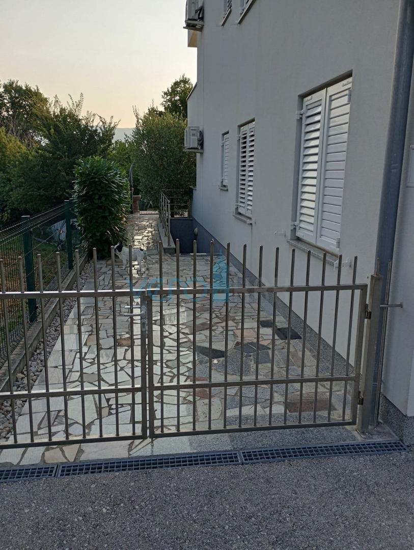 Šilo, isola di Krk, appartamento bilocale al piano terra, giardino 138 m2, vendita