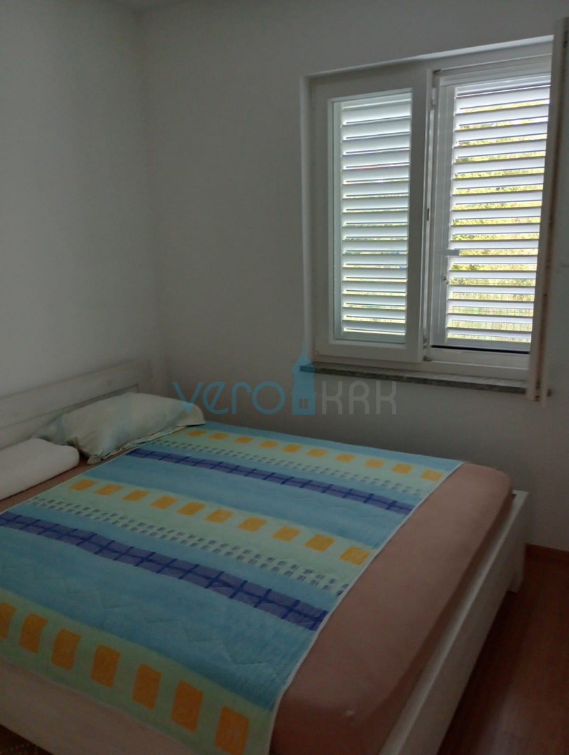 Šilo, isola di Krk, appartamento bilocale al piano terra, giardino 138 m2, vendita