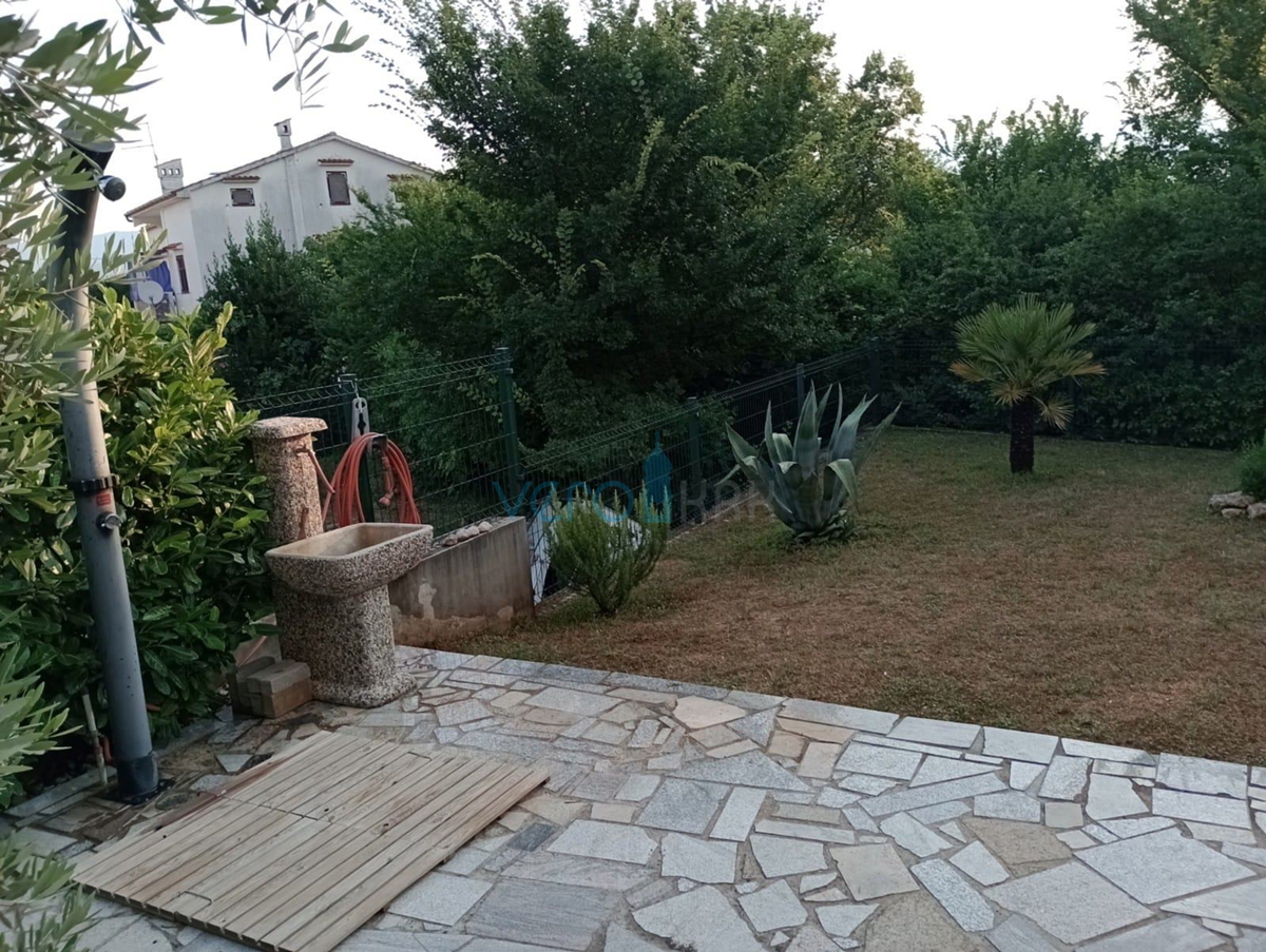 Šilo, isola di Krk, appartamento bilocale al piano terra, giardino 138 m2, vendita
