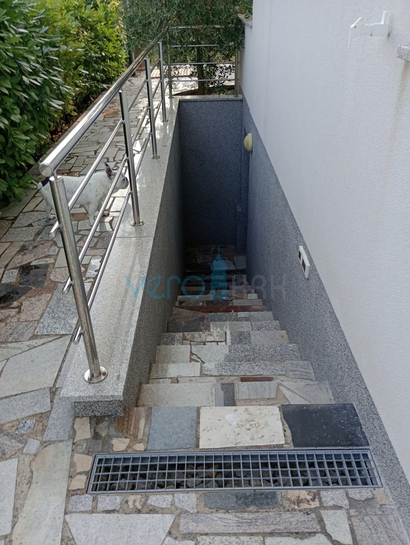 Šilo, isola di Krk, appartamento bilocale al piano terra, giardino 138 m2, vendita