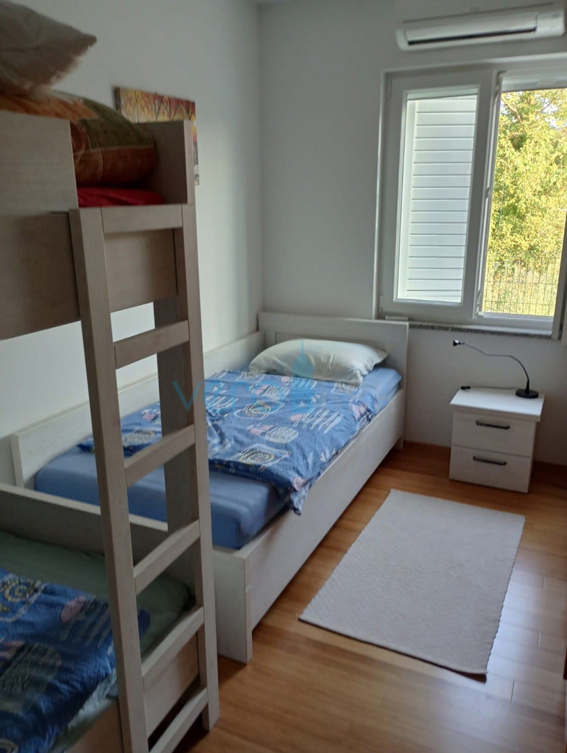 Šilo, isola di Krk, appartamento bilocale al piano terra, giardino 138 m2, vendita