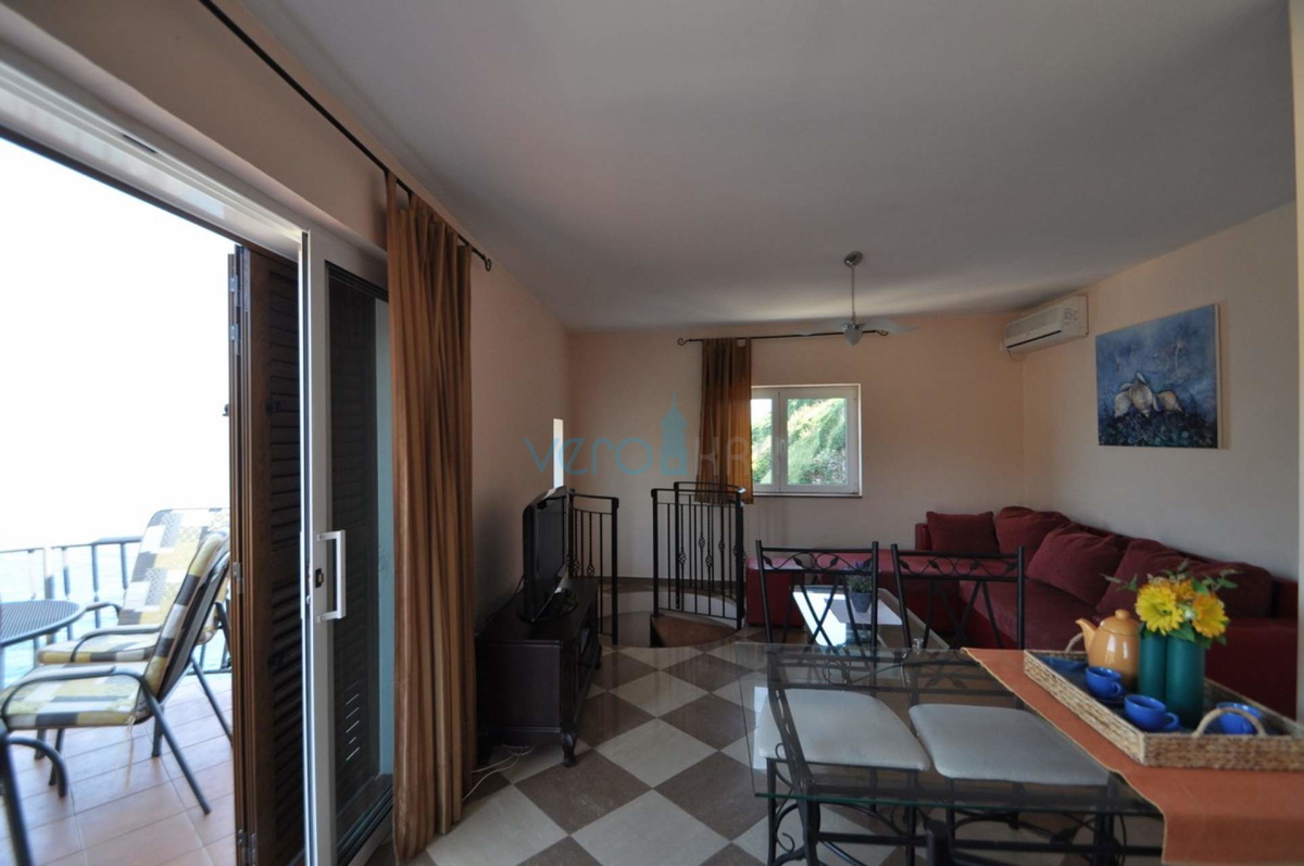 Vrbnik, isola di Krk, casa unica sulla roccia sopra il mare