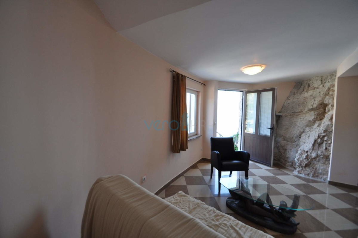 Vrbnik, isola di Krk, casa unica sulla roccia sopra il mare