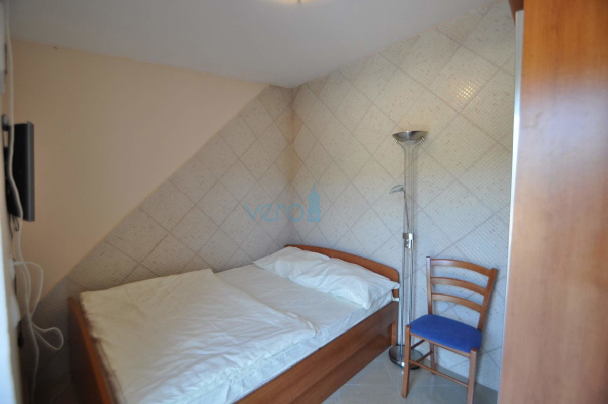 Vrbnik, isola di Krk, casa unica sulla roccia sopra il mare