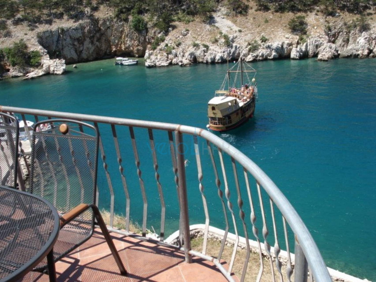 Vrbnik, isola di Krk, casa unica sulla roccia sopra il mare