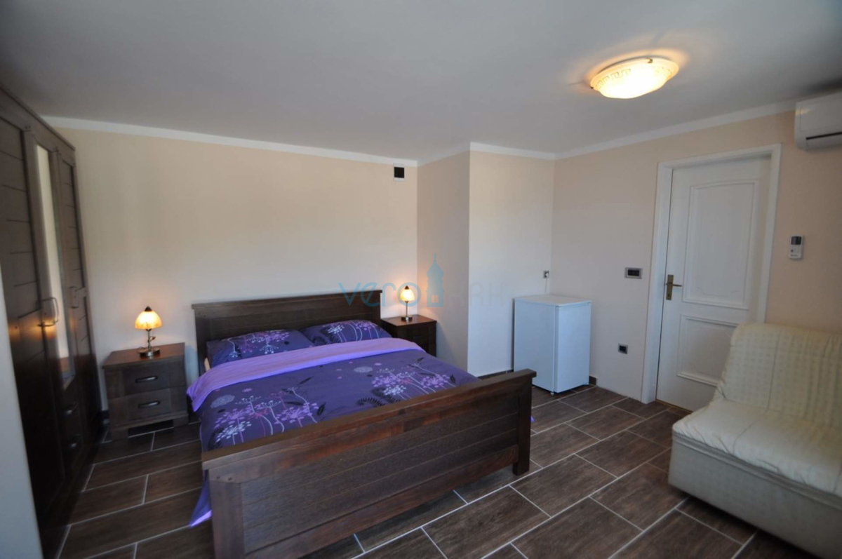 Vrbnik, isola di Krk, casa unica sulla roccia sopra il mare