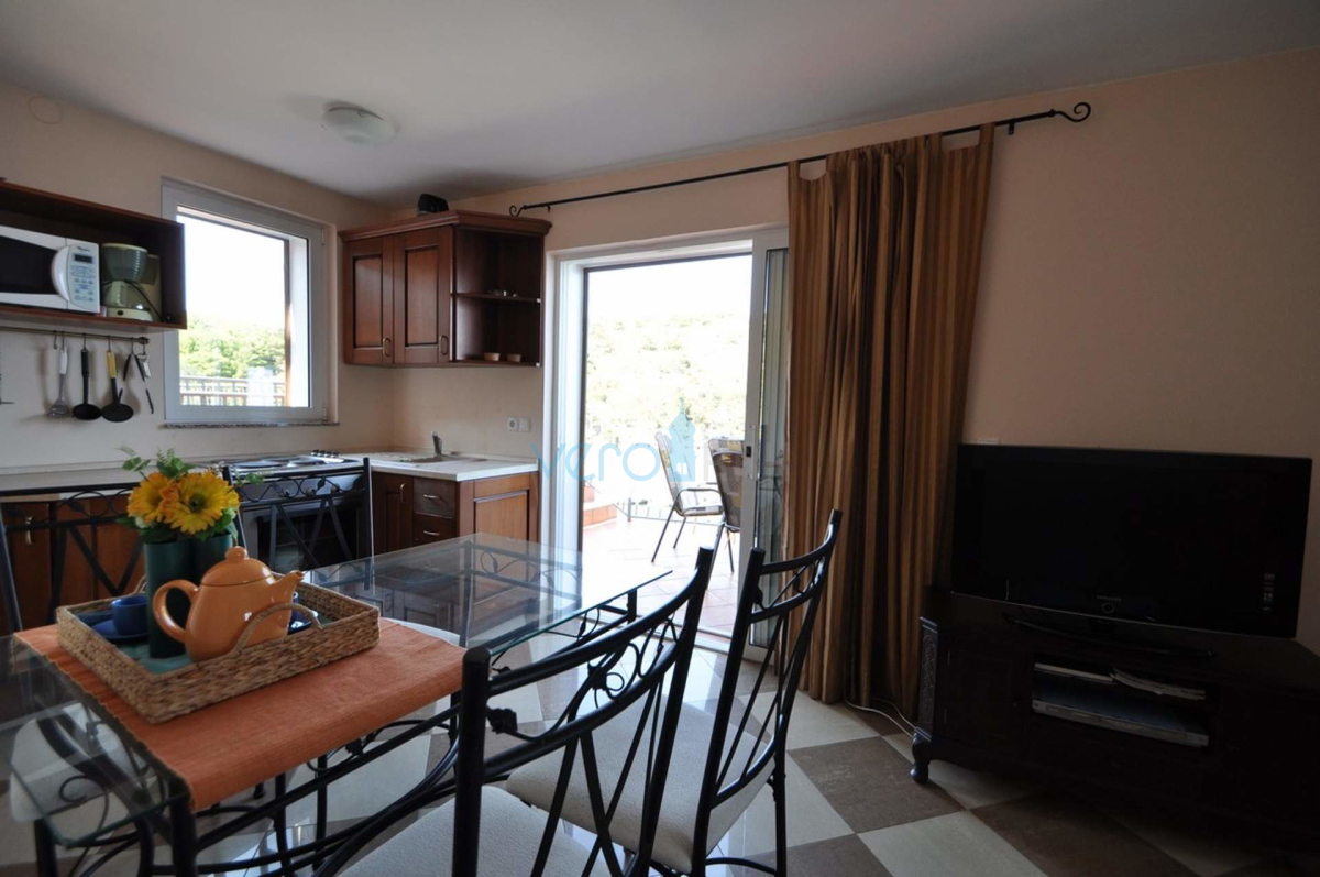 Vrbnik, isola di Krk, casa unica sulla roccia sopra il mare