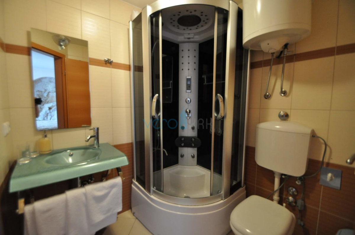 Vrbnik, isola di Krk, casa unica sulla roccia sopra il mare