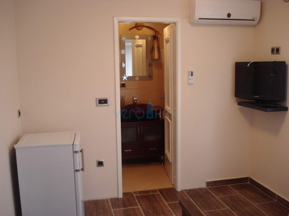 Vrbnik, isola di Krk, casa unica sulla roccia sopra il mare