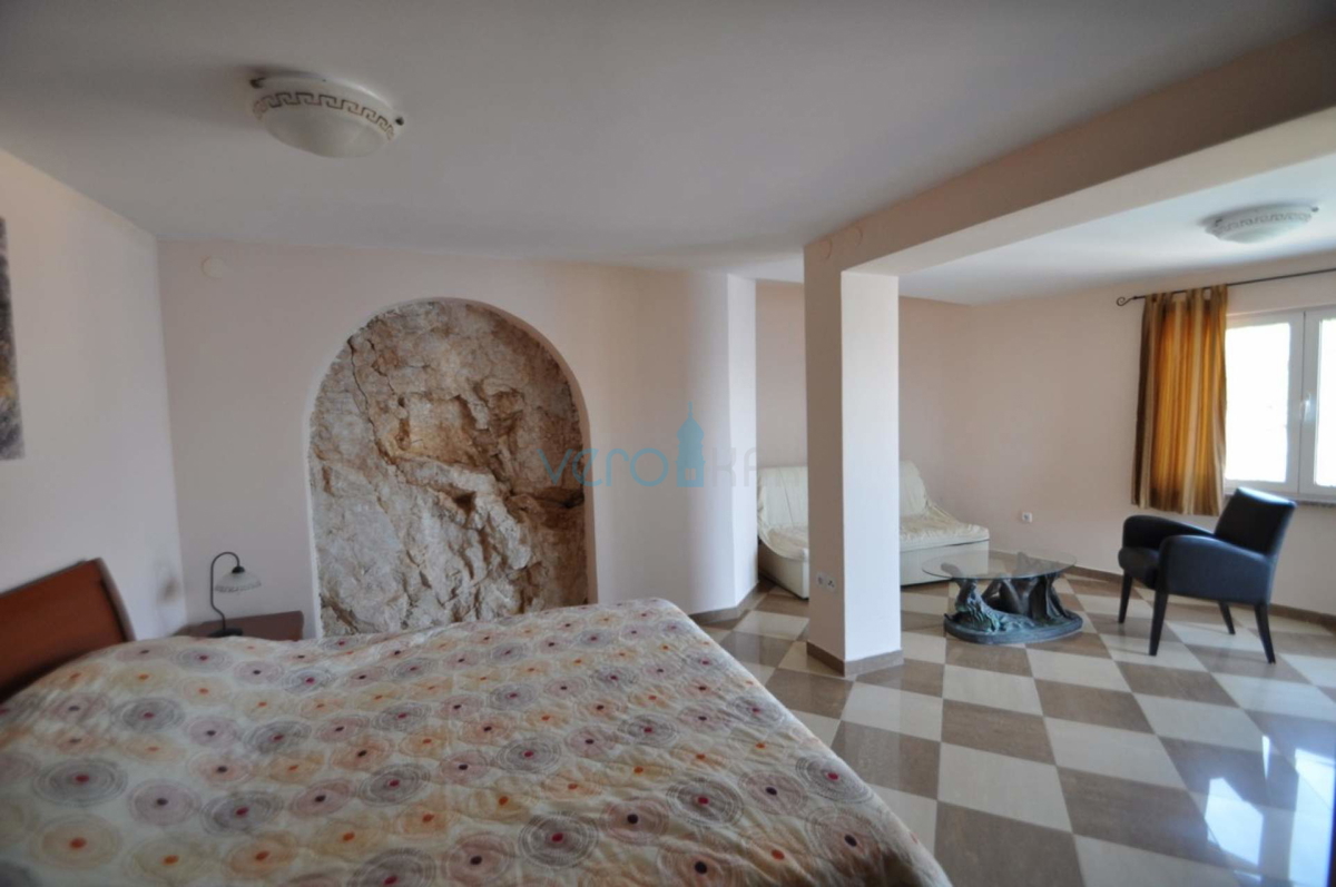 Vrbnik, isola di Krk, casa unica sulla roccia sopra il mare