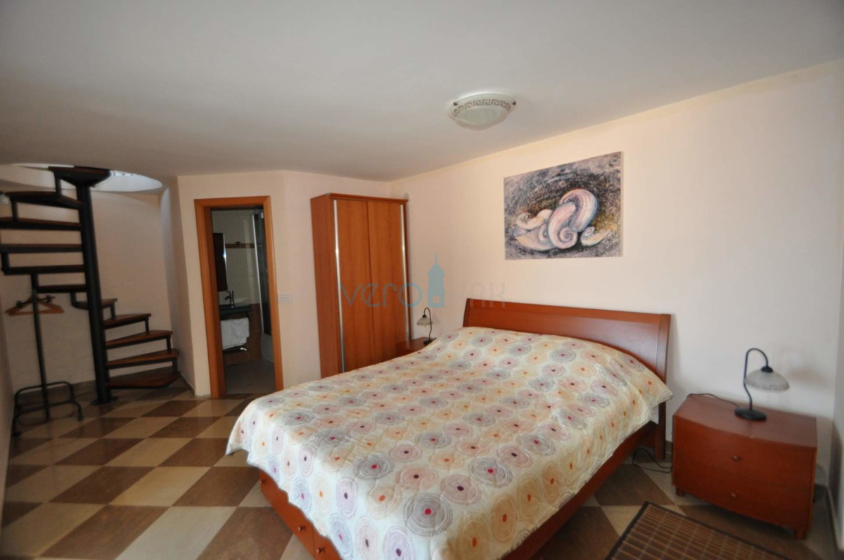 Vrbnik, isola di Krk, casa unica sulla roccia sopra il mare