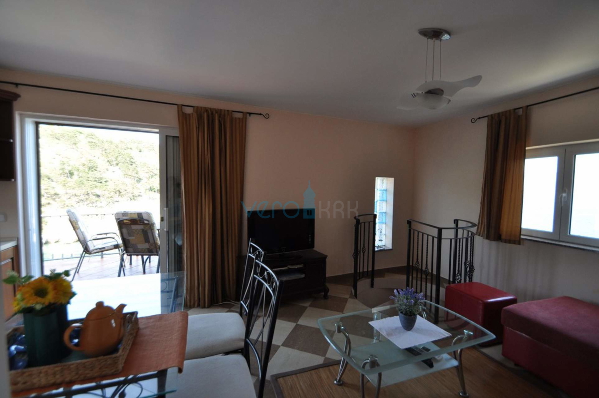 Vrbnik, isola di Krk, casa unica sulla roccia sopra il mare