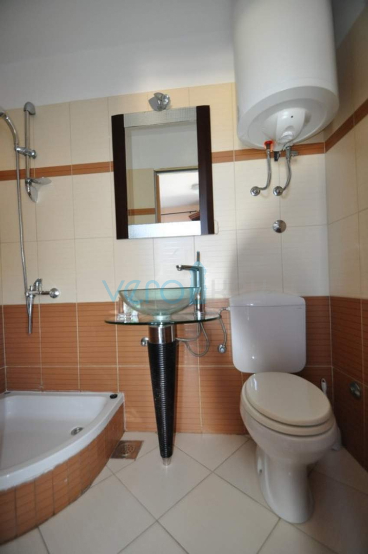 Vrbnik, isola di Krk, casa unica sulla roccia sopra il mare