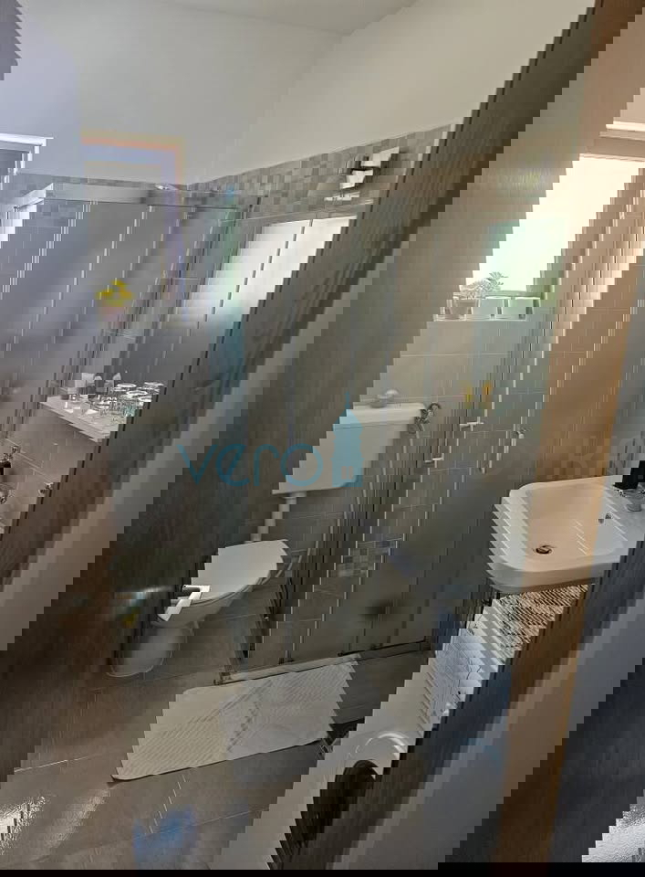 Isola di Krk, Njivice, appartamento bilocale con terrazza, superficie totale 72,46 m2, vista mare, in vendita