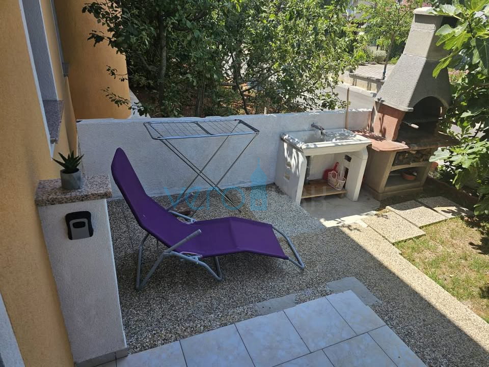 Isola di Krk, Njivice, appartamento bilocale con terrazza, superficie totale 72,46 m2, vista mare, in vendita