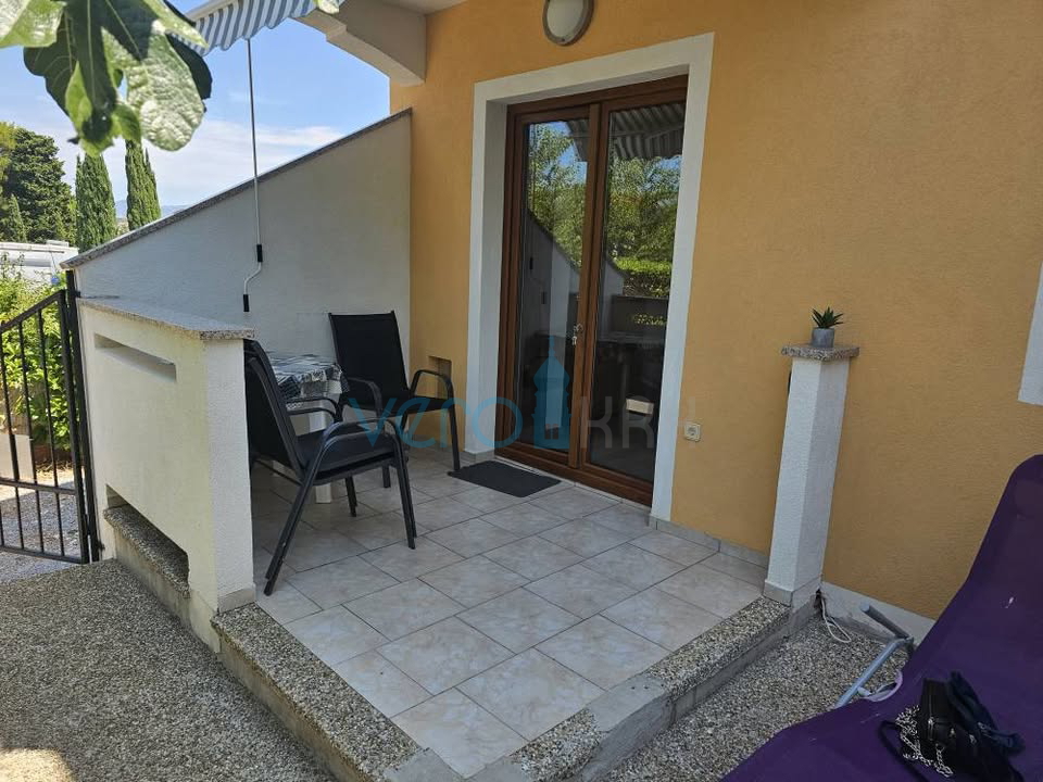Isola di Krk, Njivice, appartamento bilocale con terrazza, superficie totale 72,46 m2, vista mare, in vendita